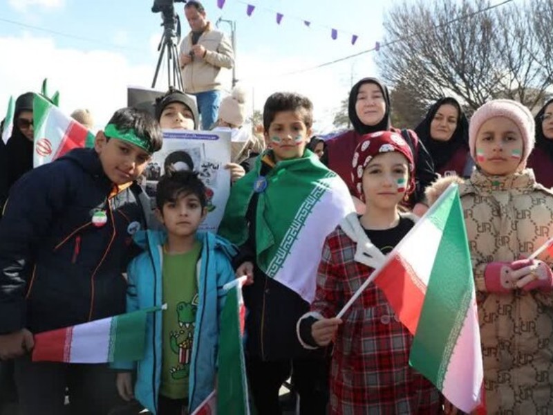 حضور تماشایی مردم ایلام در ۲۲ بهمن 1402