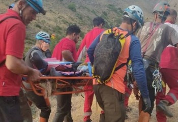 نجات کوهنورد مصدوم شده در ارتفاعات کبیرکوه