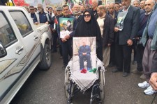 همسر شهید حمید فروشی با ویلچر همسرش آمد