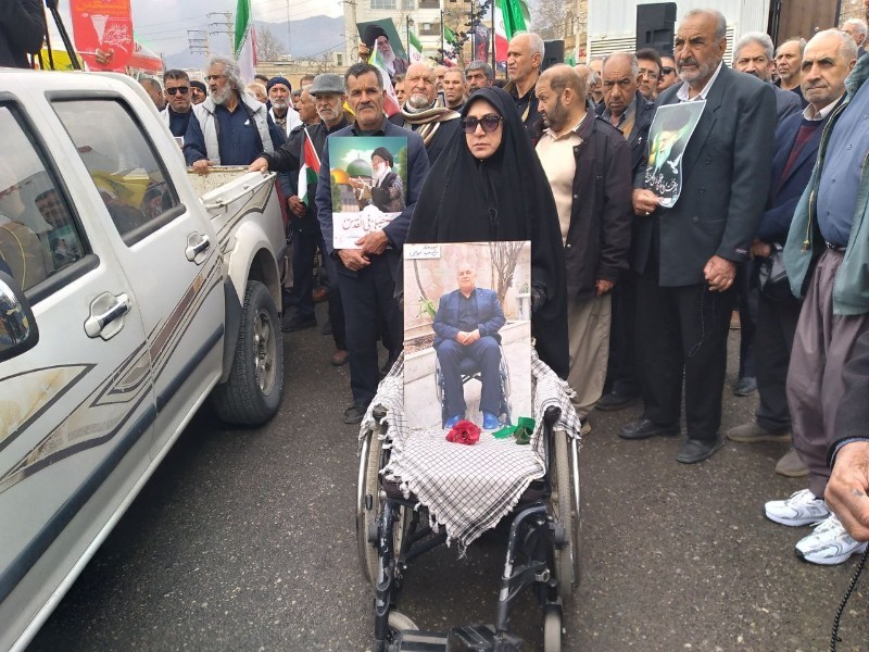 همسر شهید حمید فروشی با ویلچر همسرش آمد