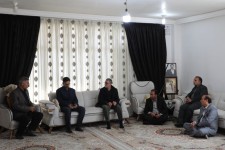 دیدار فرمانده سپاه ایلام با خانواده سرباز شهید «حسین کاروان»