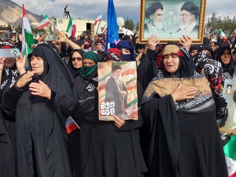 شیون زنان ملکشاهی در چهلم رهبر شهید