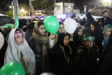 دختران ایلامی زیر بارش باران، هم‌پیمان با رهبر انقلاب
