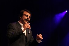 علیرضا افتخاری برای مادران شهدا خواند
