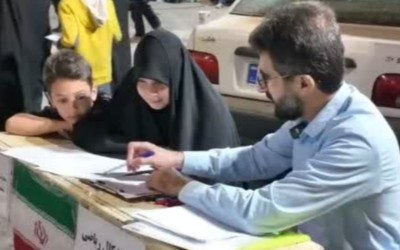 معلمی که کلاس آنلاین را به خیابان آورد