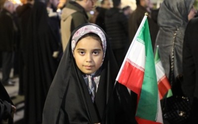 پرچم دشمن زیرِ قدم‌های دختران غیور ایلامی