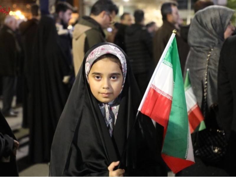 پرچم دشمن زیرِ قدم‌های دختران غیور ایلامی