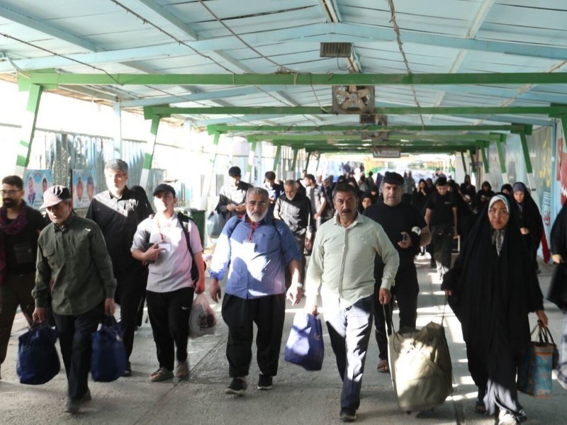 ورود زائران به کشور از پایانه مرزی مهران