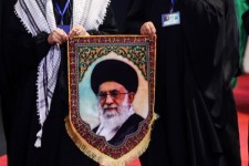 اشک‌های بی‌امان در فراق رهبر شهید