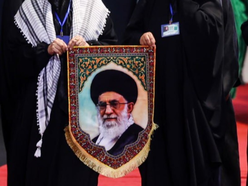 اشک‌های بی‌امان در فراق رهبر شهید