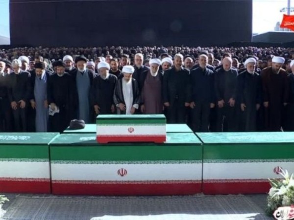 اقامه نماز بر پیکر رهبر شهید انقلاب