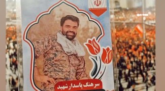 زائر ایلامی با قاب شهید رحیمی در تشییع رهبر