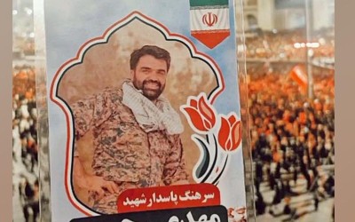 زائر ایلامی با قاب شهید رحیمی در تشییع رهبر