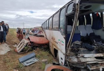 دو کشته در برخورد اتوبوس با وانت