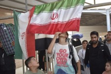 بوسه زائران کربلا بر پرچم ایران در مهران