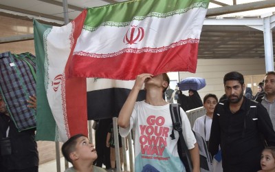 بوسه زائران کربلا بر پرچم ایران در مهران