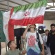 بوسه زائران کربلا بر پرچم ایران در مهران