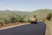 ۸۰۰۰ مترمربع از معابر روستایی ایوان آسفالت می‌شود