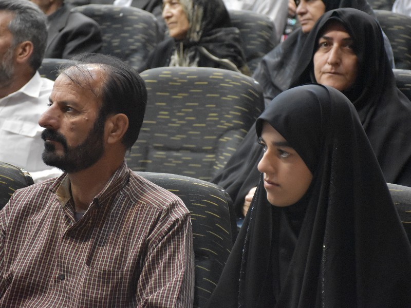 شعرخوانی دختر دانش‌آموز ملکشاهی در مدح آزادگان