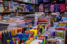 بازار نوشت‌افزار ایلام؛ از مدگرایی تا دغدغه خانواده‌ها