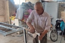 رزمنده مهرانی پای کار بازسازی خانه‌های آسیب‌دیده جنگ