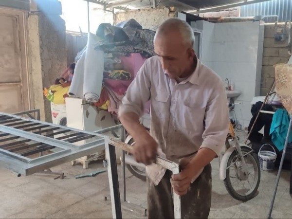رزمنده مهرانی پای کار بازسازی خانه‌های آسیب‌دیده جنگ