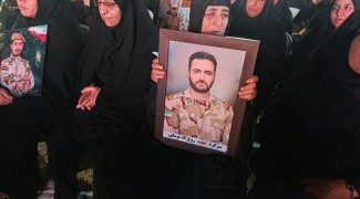 اشک مادران شهدا در جای پای فرزندانشان