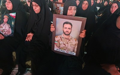 اشک مادران شهدا در جای پای فرزندانشان