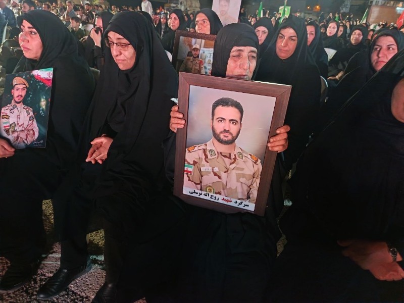اشک مادران شهدا در جای پای فرزندانشان