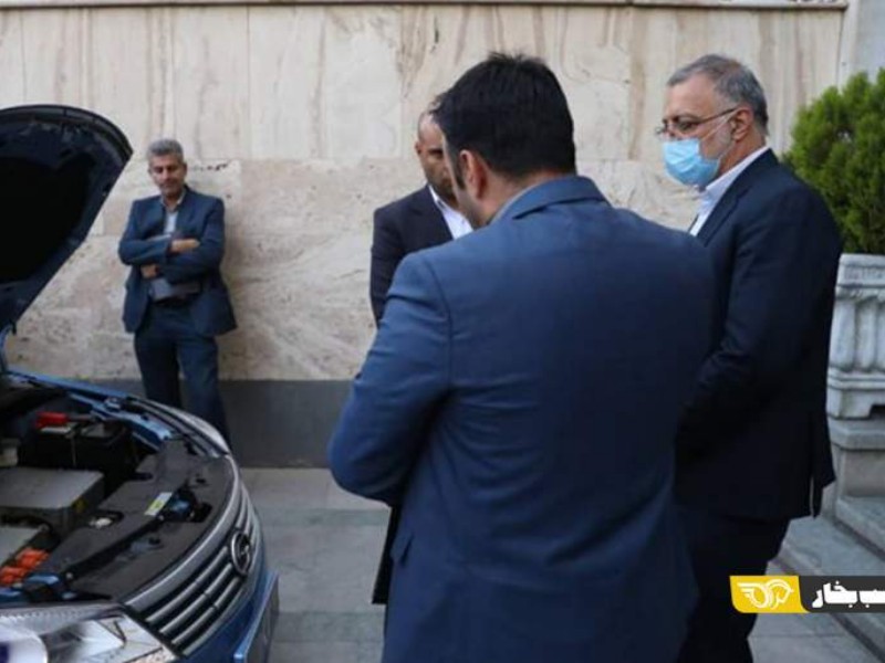 شهردار تهران از یک خودروی برقی بازدید کرد
