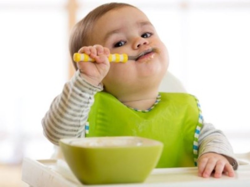 آموزش کودک به خوردن غذا