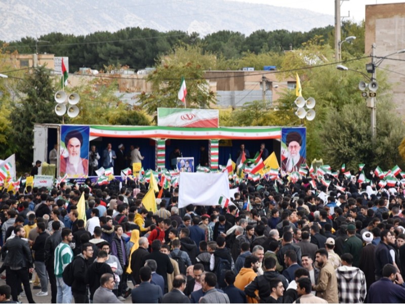 حضور تماشایی ایلامی‌ها در راهپیمایی ۱۳ آبان
