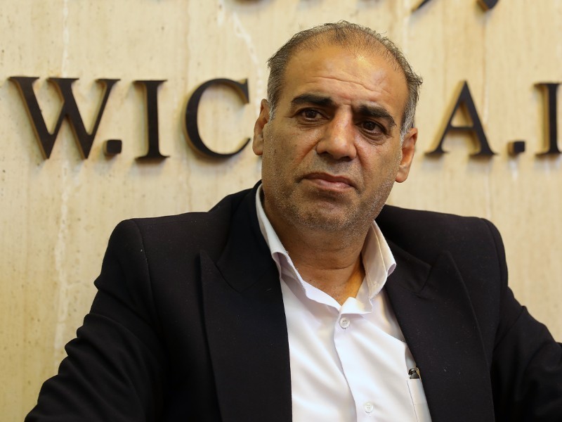 مجمع نمایندگان در کنار استاندار ایلام قرار دارد
