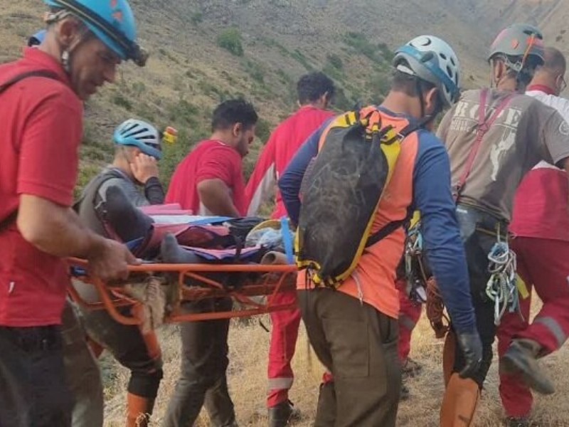 نجات کوهنورد مصدوم شده در ارتفاعات کبیرکوه