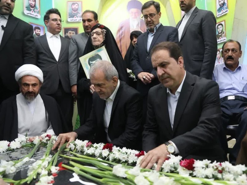  ادای احترام رئیس‌جمهور به مقام شهدا در ایلام