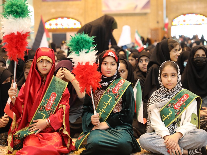 اجرای سرود «سلام فرمانده» در اجتماع خانوادگی ایلام اجرای سرود «سلام فرمانده» در اجتماع خانوادگی ایلام