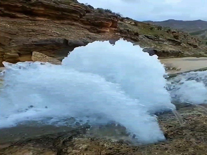 جوشش چشمهای در دل کوههای درهشهر پس از بارندگیها جوشش چشمهای در دل کوههای درهشهر پس از بارندگیها