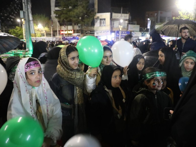 دختران ایلامی زیر بارش باران، هم‌پیمان با رهبر انقلاب