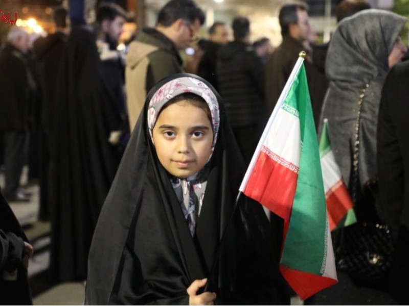 پرچم دشمن زیرِ قدم‌های دختران غیور ایلامی