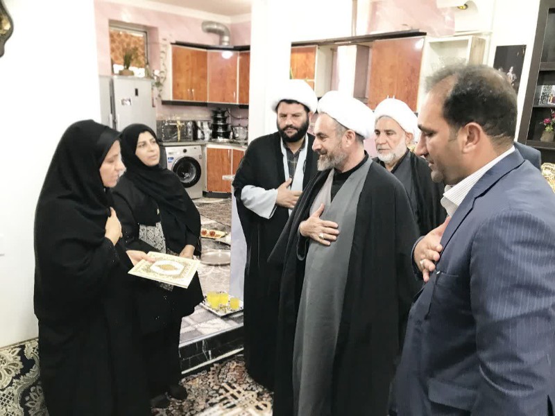 عزت و سربلندی ایران مرهون ایثار شهداست عزت و سربلندی ایران مرهون ایثار شهداست