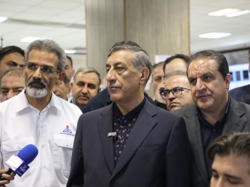 معاون اجرایی رئیس‌جمهور از میدان نفتی آذر بازدید کرد