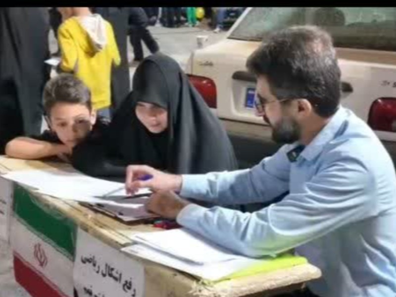 معلمی که کلاس آنلاین را به خیابان آورد
