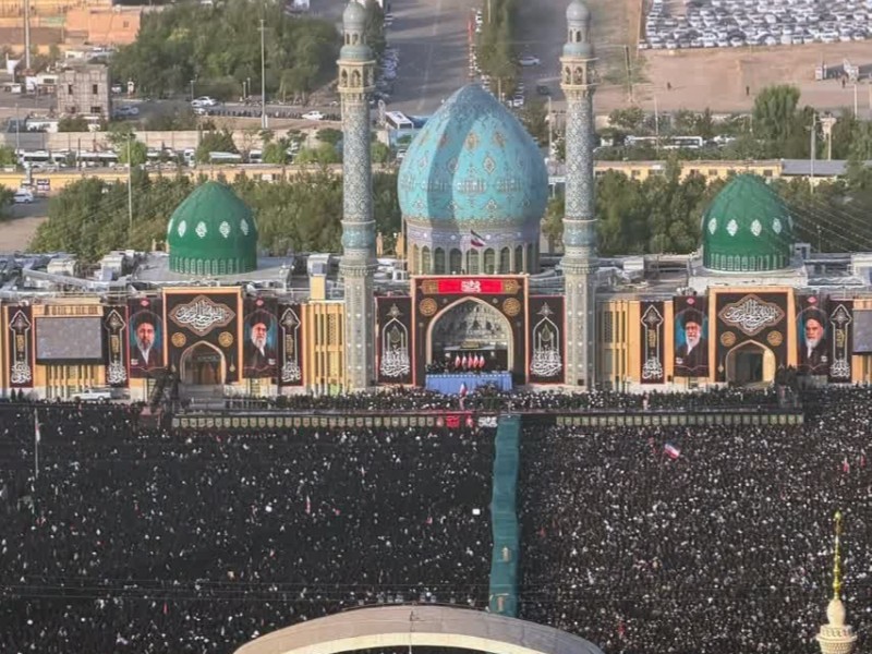 اقامۀ نماز بر پیکر قائد شهید در قم اقامۀ نماز بر پیکر قائد شهید در قم
