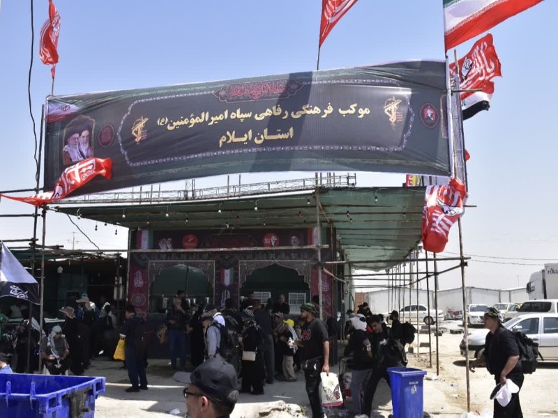 مهران؛ صحنه ایثار و خدمت به زائران اربعین مهران؛ صحنه ایثار و خدمت به زائران اربعین