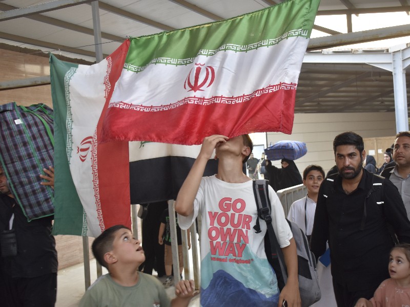 بوسه زائران کربلا بر پرچم ایران در مهران بوسه زائران کربلا بر پرچم ایران در مهران