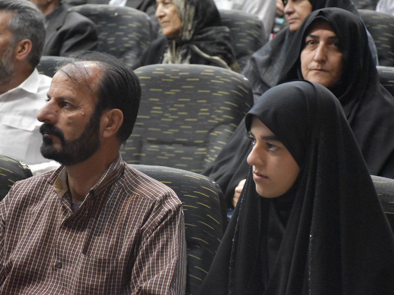 شعرخوانی دختر دانشآموز ملکشاهی در مدح آزادگان شعرخوانی دختر دانشآموز ملکشاهی در مدح آزادگان