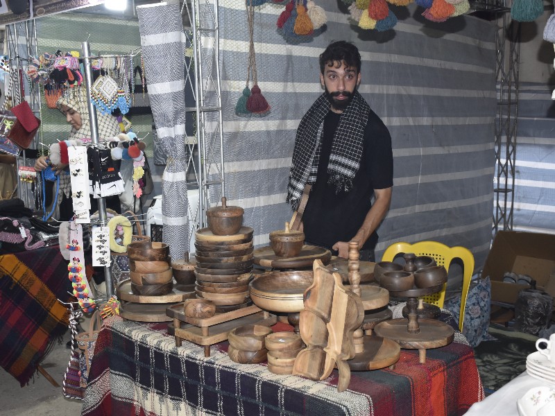 هنر دستان هنرمندان مهران در مسیر زائران اربعین هنر دستان هنرمندان مهران در مسیر زائران اربعین