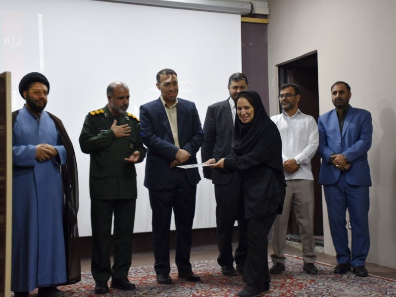 تجلیل از هنرمندان و فعالان فرهنگی «میدان یاران» در ایلام تجلیل از هنرمندان و فعالان فرهنگی «میدان یاران» در ایلام
